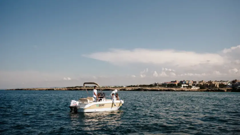 Noleggio barca con skipper a Monopoli lungo la costa verso Polignano a Mare