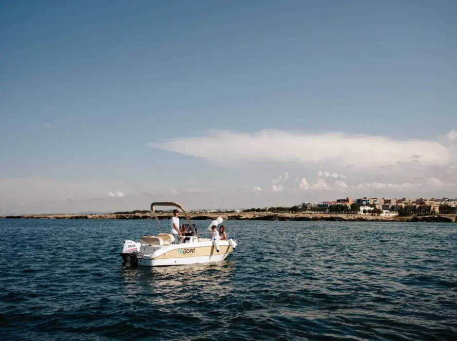 Noleggio barca con skipper a Monopoli lungo la costa verso Polignano a Mare